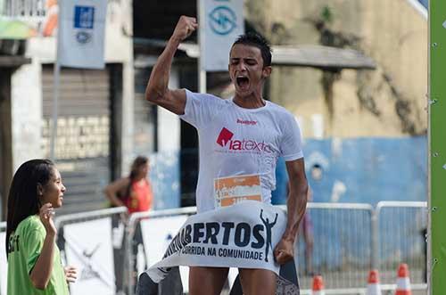  Antonio José comemora a vitória nos 10 km / Foto: Guilherme Taboada